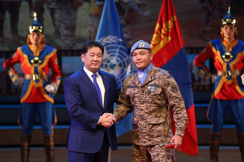 Монгол Улсын Ерөнхийлөгч У.Хүрэлсүх БНӨСУ-д үүрэг гүйцэтгэсэн энхийг сахиулагчдад одон, медаль гардууллаа